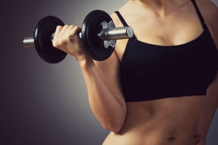Atlikite pratimus su hanteliais, kad padidintumėte krūtis